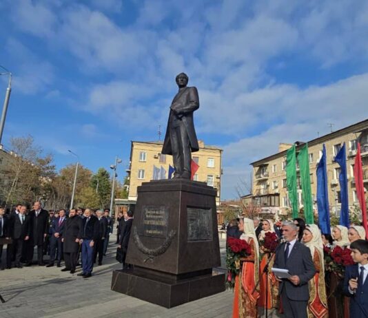 В МАХАЧКАЛЕ ОТКРЫЛИ ПАМЯТНИК ДЖЕЛАЛ-ЭД-ДИНУ КОРКМАСОВУ