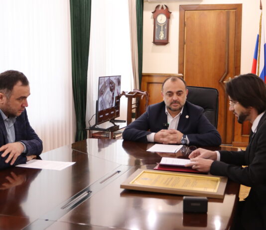 МЭРА БУЙНАКСКА НАГРАДИЛИ ЗА ПОМОЩЬ ДЕТЯМ-СИРОТАМ