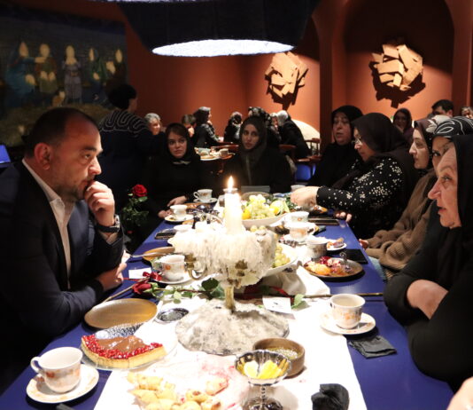 В честь праздника День матери в одном из кафе Буйнакска прошла встреча главы города Махача Абдулмуслимова с матерями и женами военнослужащих, погибших в ходе специальной военной операции.