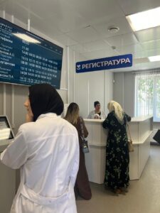 О ТЕХ, КТО ЛЕЧИТ  ВЗРОСЛЫХ И ДЕТЕЙ